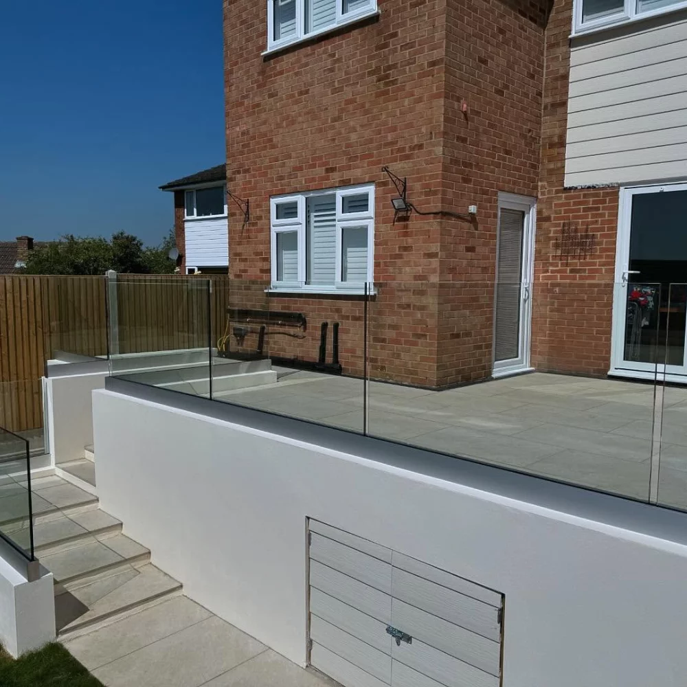 Made-to-measure glass balustrade