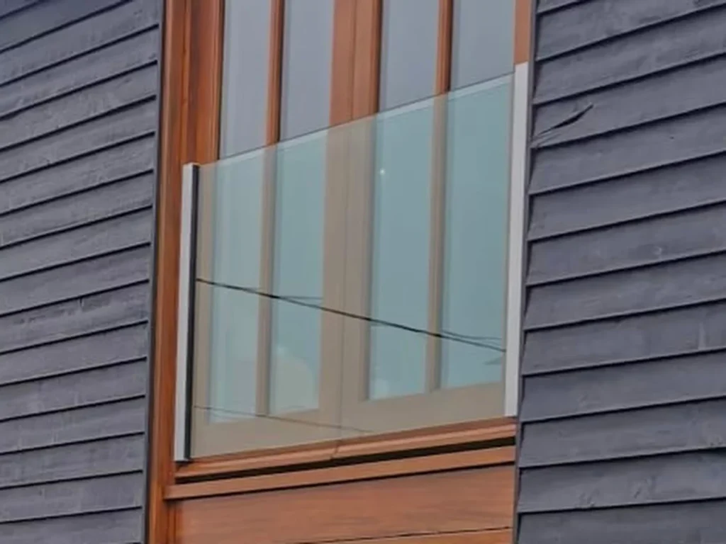 Balcony glass balustrade