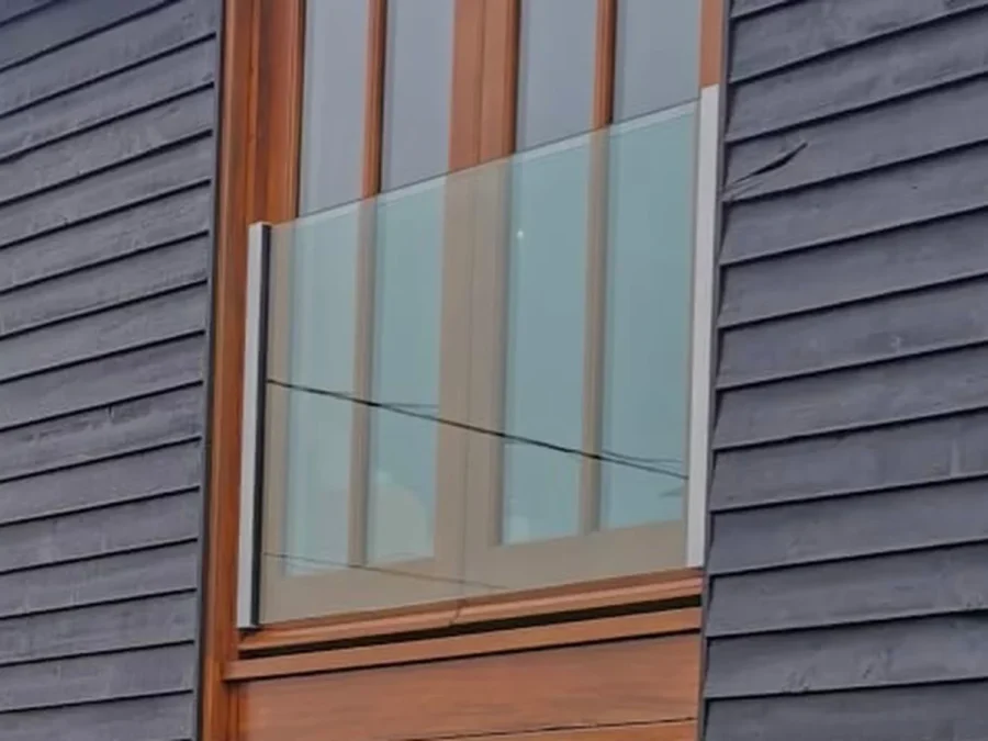 Balcony glass balustrade
